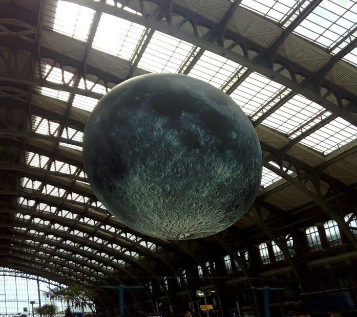 Luke Jerram, Museum of the Moon, Gare Lille Flandres, 2019