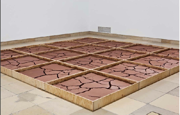 Alice Aycock, Clay #2,1971. Boîtes en bois et argile. Collection 49 Nord 6 Est – Frac Lorraine, Metz. Vue de l'exposition « Ends of the Earth: Land Art to 1974 » Haus der Kunst, Munich, 2012-2013. Photo : Maximilian Geuter © A. Aycock